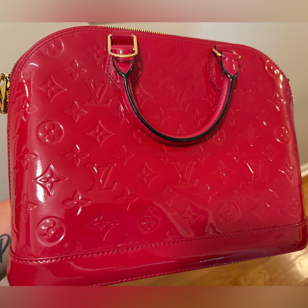 Louis Vuitton Alma Vernis Leather Handbag - Picture 2 of 3